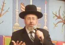 Rabbi David Lau, Ashkenazi Chief Rabbi of Israel addresses a crowd at the Young Israel of West Hempstead